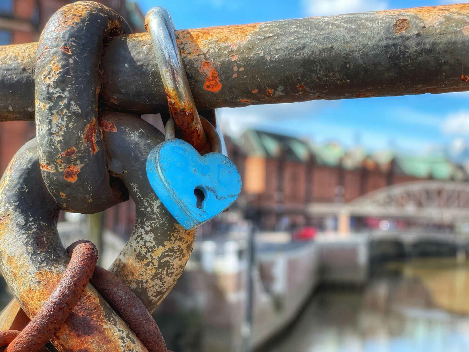 Blaues Herzschloss am Brückengeländer in der Hamburger Speicherstadt